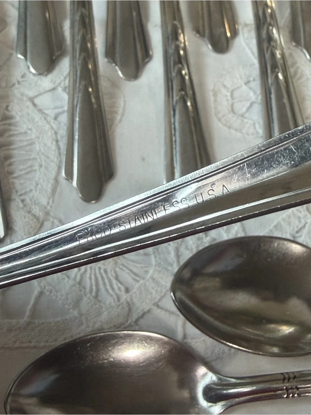 EKCO chervron silver stainless flatware 20 pieces spoons serving